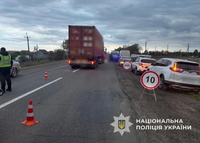 Трагедія на Одещині: вантажівка збила насмерть двох військових на блокпості
