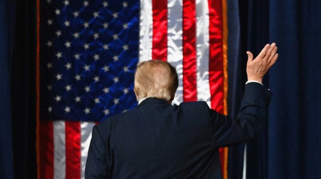 Трамп став на бік Путіна і вимагає від України капітуляції — The Atlantic