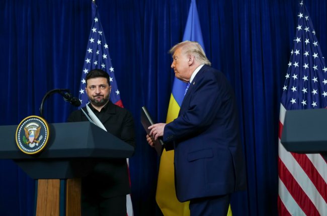 Трамп тисне на Зеленського, схиляючи до мирної угоди на умовах Росії – NYT