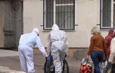 Женщина с COVID-19 родила на улице у закрытой двери больницы
