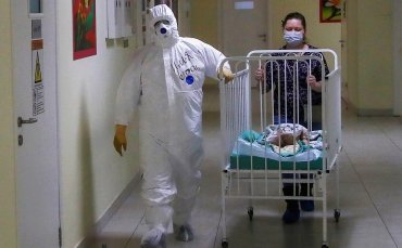 COVID-19 массово косит детей до 6 лет: врач назвал особенные симптомы