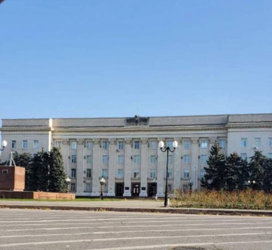 У Херсоні зняли триколор з “адміністрації”: бої у місті очікують найближчими днями