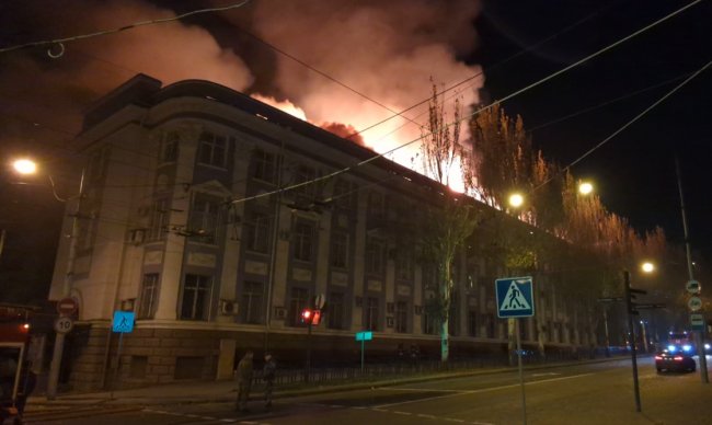 В центрі Донецька палає управління залізниці: окупанти скаржаться на Himars