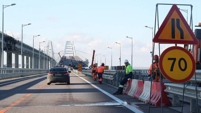 Окупанти відновлюють рух автотранспорту через Керченський міст