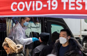 В США “Омикрон” поражает полностью вакцинированных