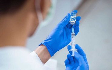 Бустерной вакцинации недостаточно, чтобы предотвратить распространение “Омикрон”, – глава ВОЗ