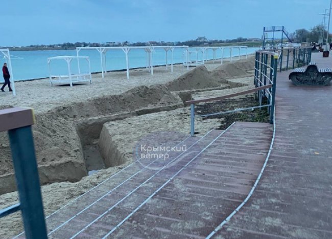 На кримських пляжах почали рити окопи: окупанти бояться військово-морської операції ЗСУ