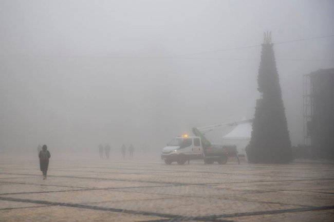 В Києві почали прикрашати новорічну ялинку незламності