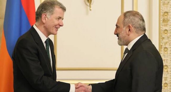 Глава британської розвідки несподівано прилетів до Єревану на зустріч із Пашиняном