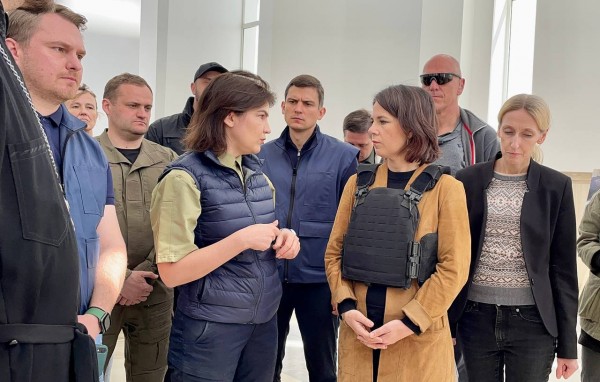 Первым делом Бербок вместе с генпрокурором Венедиктовой посетила Бучу Первым делом Бербок вместе с генпрокурором Венедиктовой посетила Бучу