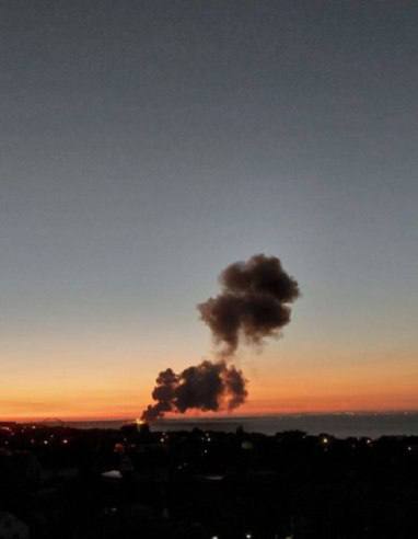 Стовп диму видно за кілька кілометрів від місця вибуху Стовп диму видно за кілька кілометрів від місця вибуху
