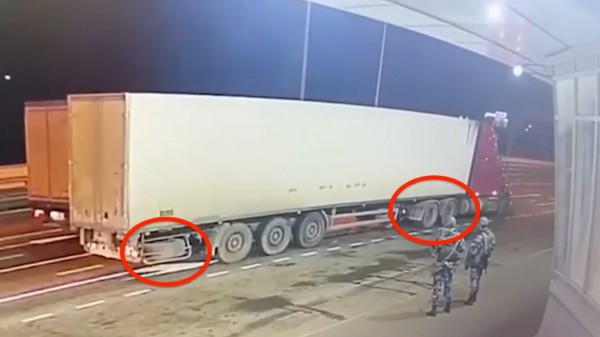 Фура на камері відеоспостереження - з запаскою та двома вісями попереду Фура на камері відеоспостереження - з запаскою та двома вісями попереду