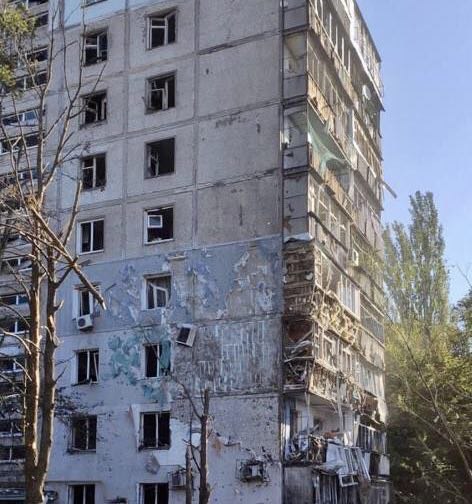 Ракета впала у двір багатоповерхівки Ракета впала у двір багатоповерхівки