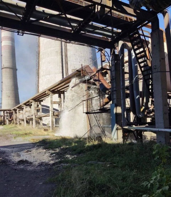 На ТЕЦ пошкоджено труби, і з них виливається рідина