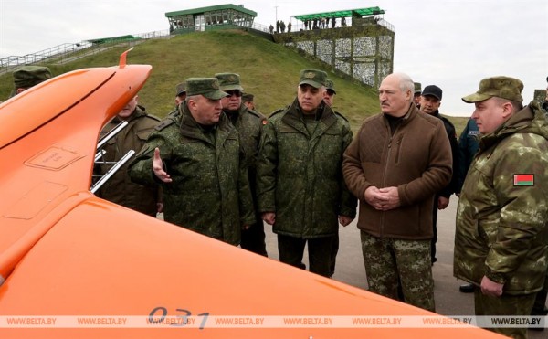 Рудий білоруський безпілотник поруч з Лукашенком Рудий білоруський безпілотник поруч з Лукашенком