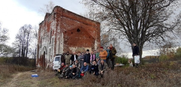 Групове фото на фоні Z-каплиці і накритого на задньому плані столика з пляшками Групове фото на фоні Z-каплиці і накритого на задньому плані столика з пляшками