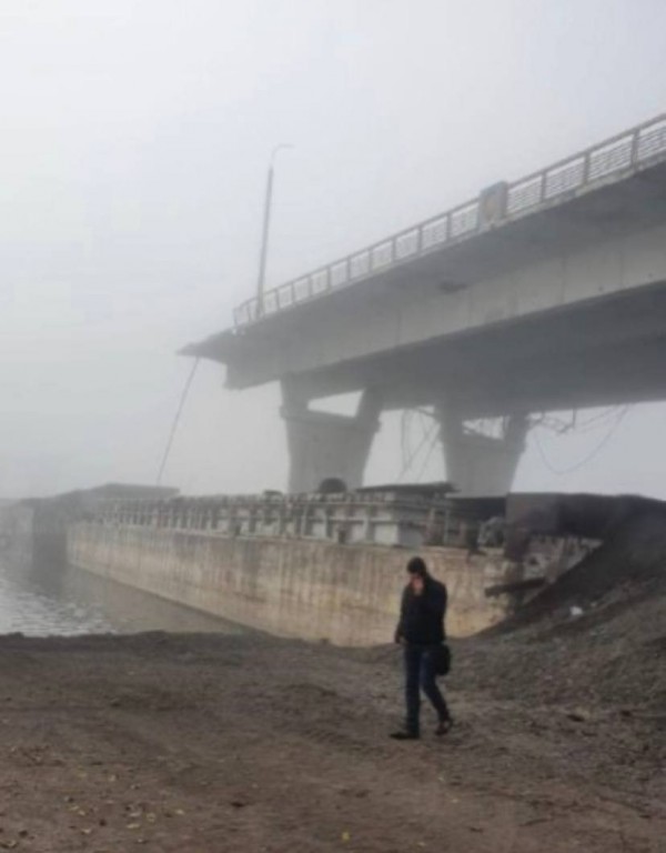 Росіяни підірвали два прольоти моста Росіяни підірвали два прольоти моста
