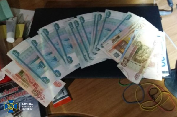 Слідчими вилучено готівку, в тому числі в російських рублях Слідчими вилучено готівку, в тому числі в російських рублях