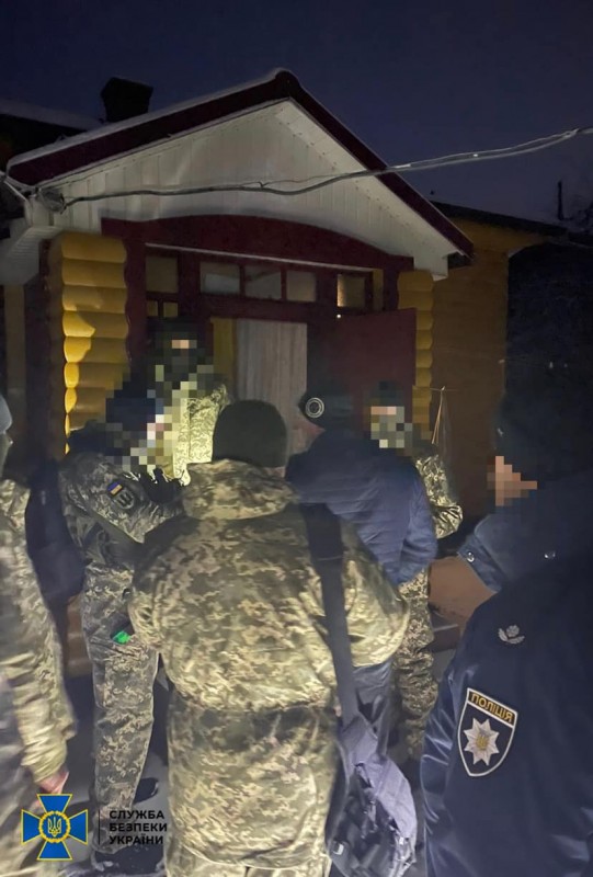Правоохоронці проводять огляд території та приміщень з метою виявлення заборонених до обігу предметів