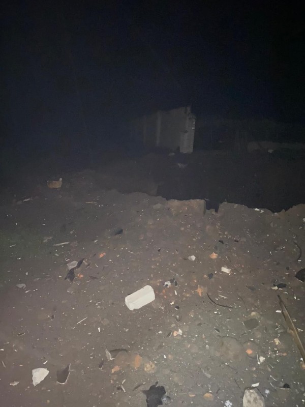 Пошкоджено паркан та будівлю Пошкоджено паркан та будівлю